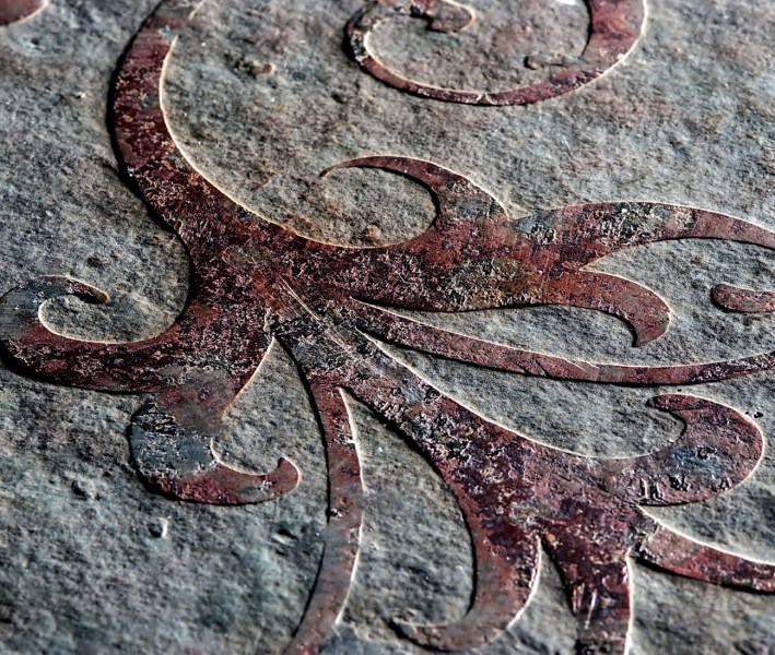 Marmo con decoro a rilievo